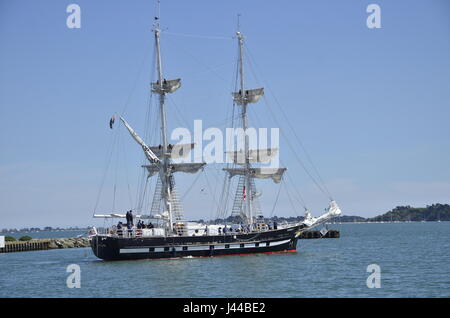 Brigantin navire de formation des cadets de la TS, de manoeuvres royaliste dans le port de Poole, dans le Dorset Banque D'Images