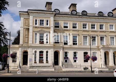 8-14 Place de l'Église, Leighton Buzzard Bedfordshire, sont un bloc de maisons construites en 1855. Banque D'Images