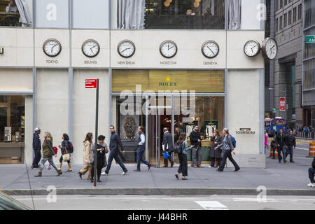 Flux de piétons par l'Torneau store le long de la 6e Avenue à la 42e Street à Manhattan. Banque D'Images