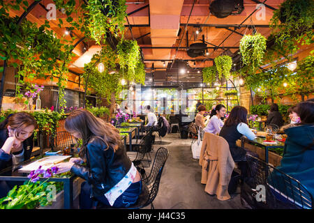 Les clients bénéficiant d'un repas à l'intérieur de l'Aoyama Marché aux Fleurs de thé à Aoyama, Tokyo, Japon Banque D'Images