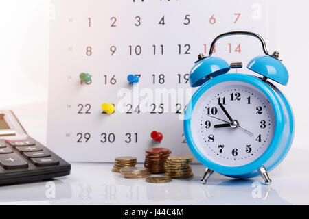 Le temps de payer des impôts et des factures Banque D'Images