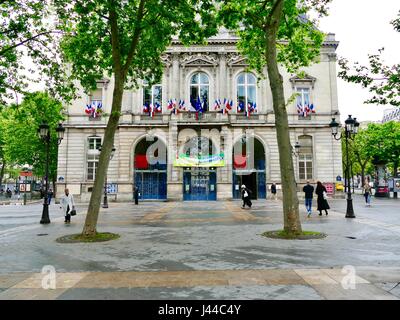 L'extérieur de la Mairie, de l'Hôtel de Ville, Place Léon Blum, dans le 11ème arrondissement sur l'élection présidentielle 24. Paris, France Banque D'Images