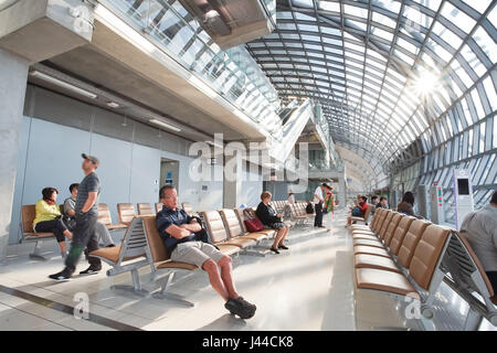 SAMUT PRAKAN, THAÏLANDE - 19 janvier 2017 : les voyageurs, les passagers du vol d'attente dans l'aérogare de l'aéroport de Suvarnabhumi Banque D'Images