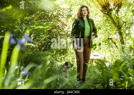 Lady Angelika Cawdor, la Comtesse douairière née tchèque de Cawdor en photo avec oe de ses chiens dans le parc du château de Cawdor. Le Château de Cawdor est ami Banque D'Images