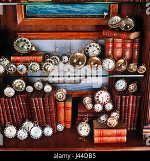 Fin du xixe siècle des horloges avec boule de verre livres reliés en cuir à base de pâte de couleur entoure stones Banque D'Images