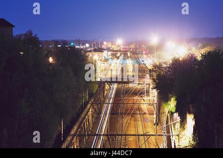 Lumières de la gare de train express de nuit. Chocen, République Tchèque Banque D'Images