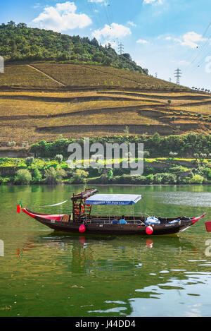 La vallée de la rivière Douro, les touristes dans la vallée du Douro, près de la ville de la tour de Pinhao Rio Douro dans un bateau rabelo, Portugal. Banque D'Images