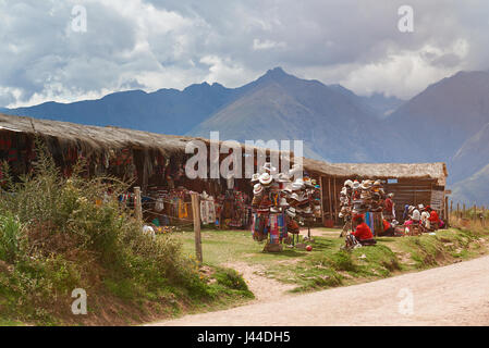 Moray, Pérou - 21 Avril 2017 : marché des textiles traditionnels colorés au Pérou Moray aux beaux jours Banque D'Images