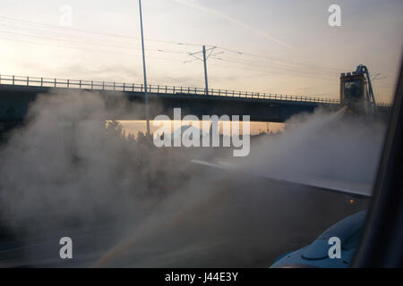 SEATTLE, Washington, USA - JAN 27th, 2017 : processus de dégivrage des ailes d'avion avec de l'antigel avant le décollage pendant une forte tempête de neige. Le dégivrage est important pendant l'hiver ou le matin, vue de l'intérieur de l'avion à SeaTac Banque D'Images