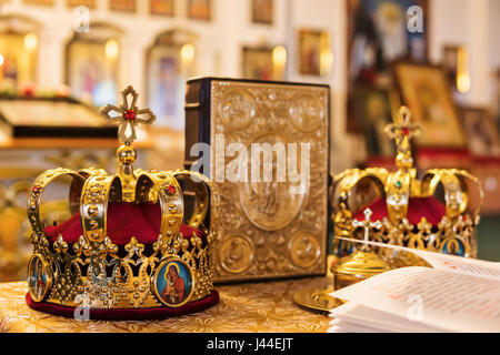Deux couronnes à côté de la bible pour une cérémonie de mariage, close-up. Banque D'Images
