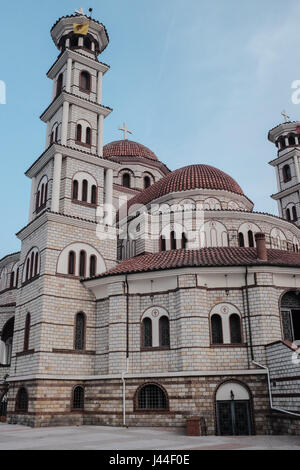 La Cathédrale Orthodoxe de la résurrection chrétienne est le principal monument de la ville de Korçë. L'Albanie a une population d'un peu plus de 3 millions de dollars, seulement un tiers de tous les Albanais dans le monde en raison d'effets négatifs de la migration. Près de 60 % de la population sont musulmans, près de 20 % de chômeurs et 15 % en dessous du seuil de pauvreté. La transition du communisme qui a commencé dans les années 1990 s'est avérée difficile en raison d'un chômage élevé, la corruption généralisée, mauvais état de l'infrastructure et de puissants réseaux criminels organisés. Le pays est encore l'un des plus pauvres d'Europe. Banque D'Images