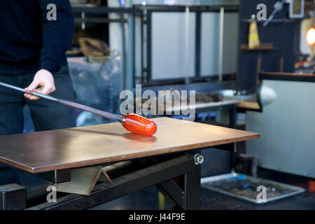 SEATTLE, Washington, USA - JAN 23rd, 2017 : Un homme motlen prend le verre et le façonne en utilisant certains outils spécialisés pour soufflage de l'art à une exposition par l'artiste américaine à Chihuly Dale Chihuly Glass Museum et Jardin Banque D'Images