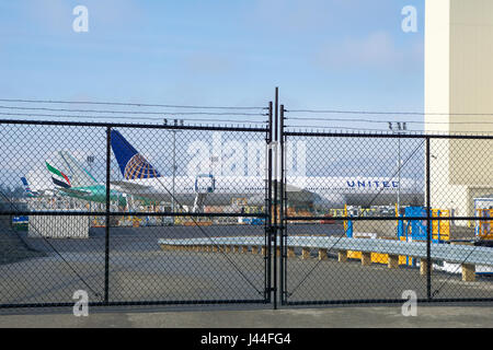 EVERETT, Washington, USA - JAN 26th, 2017 : United Airlines Boeing 777-300ER à l'avant-plan et de l'unis dans le dos en attente d'un vol d'essai à Snohomish Comté ou l'aéroport de Paine Field Banque D'Images