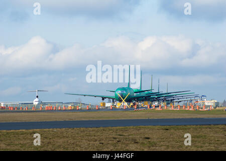 EVERETT, Washington, USA - JAN 26th, 2017 : Tout nouveau Boeing 787 Dreamliner sans moteurs et paintinnnng en attente de finalisation et à la réussite d'un vol d'essai à Snohomish Comté ou l'aéroport de Paine Field. Un vieux Boeing 727 à l'arrière-plan. Banque D'Images