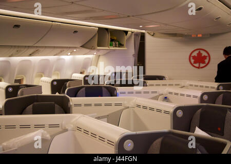 TORONTO, CANADA - JAN 28th, 2017 : des sièges de classe Affaires d'Air Canada à l'intérieur d'un Boeing 777-300ER d'AC. Air Canada 777-300ER classe affaires sur cette configuration se compose d'un total de 40 sièges, un dessin de coin, réparties dans 2 cabines. Banque D'Images