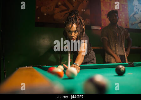 Une jeune femme jouant au billard. Banque D'Images