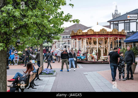 Roermond, Pays-Bas 07.05.2017. Les gens qui marchent autour au Mc Arthur Glen Designer Outlet Shopping center area Banque D'Images