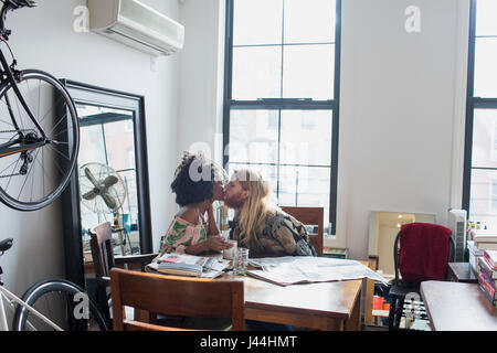 Un couple à une table à manger Banque D'Images