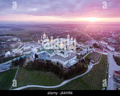 Vue aérienne de monastère Pochaev, Église orthodoxe, Pochayiv Lavra, Ukraine. Banque D'Images