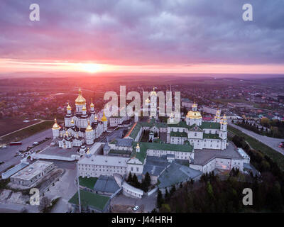 Vue aérienne de monastère Pochaev, Église orthodoxe, Pochayiv Lavra, Ukraine. Banque D'Images