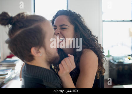 Un jeune couple embracing Banque D'Images