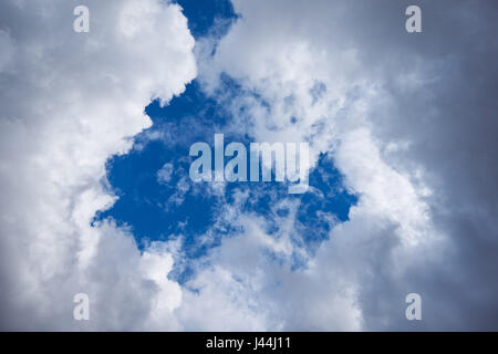 Nuages sur ciel bleu foncé Banque D'Images