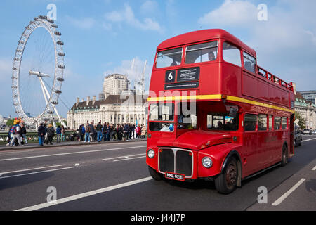 Le vieux Routemaster bus sur le pont de Westminster avec London Eye en arrière-plan, Londres Angleterre Royaume-Uni UK Banque D'Images