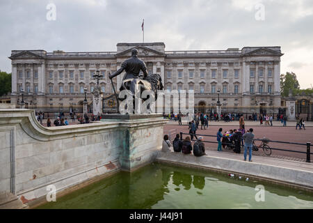 Les touristes devant le palais de Buckingham à Londres, Angleterre Royaume-Uni UK Banque D'Images