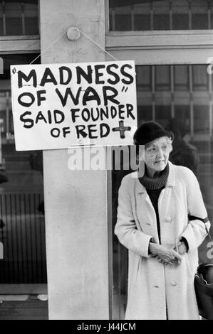 Démo de guerre anti-Falkland à Londres le 1983 mai. Henry Dunant fondateur de la Croix-Rouge a dit «la folie de la guerre» 1980s Angleterre Royaume-Uni HOMER SYKES Banque D'Images