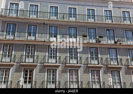 Le Portugal, Estremadura, Lisbonne, le Bairro Alto, immeuble typique avec des protections extérieures, d'un balcon et de fenêtres à la française. Banque D'Images