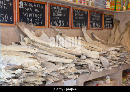 Le Portugal, l'Estredmadura, Lisbonne, la Baixa, affichage de la Bacalhau morue séchée sel. Banque D'Images