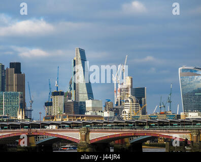 Les bâtiments emblématiques de l'architecture moderne sur l'horizon de ville de London financial district, tour 42, Cheesegrater, talkie walkie et nouvelle construction Banque D'Images