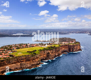 Vue aérienne de l'entrée de la baie de Sydney le long de la rive nord du sud vers Nead sur une journée ensoleillée de l'océan Pacifique. Les falaises abruptes de rockstone protec Banque D'Images