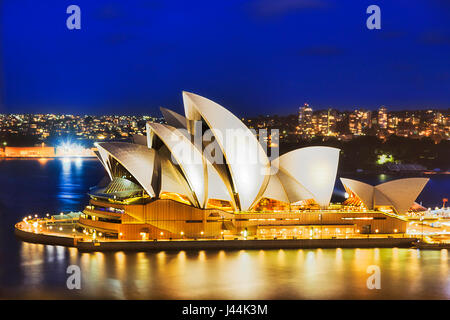 Sydney, Australie - 21 Février 2016 : opéra de Sydney célèbre buiilding avec éclairage lumineux vu de Sydney Harbour Bridge au coucher du soleil. Banque D'Images