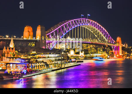 Grande Arche de Sydney Harbour Bridge éclairées pendant light show annuel vivid Sydney Sydney festival. Terminal passagers d'outre-mer et pont Banque D'Images