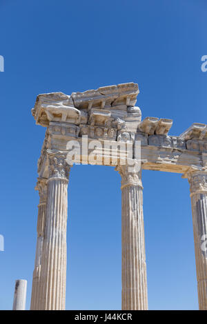 Shot verticale de temple of Apollo contre le ciel bleu dans les ruines antiques de Side en Turquie Banque D'Images