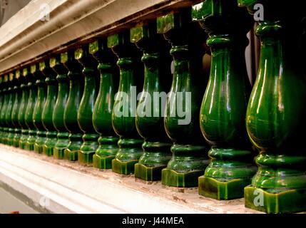 Vue perspective soft focus de la vieille balustrade de pierre avec comme piliers vert vintage Banque D'Images