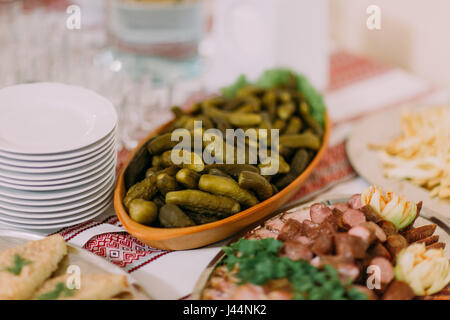 Cornichons dans la poterie ethniques sur table restauration servi dans un style rural au banquet hall Banque D'Images