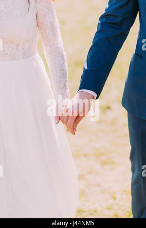 Vue rapprochée de mariée Bride and Groom holding hands together Banque D'Images