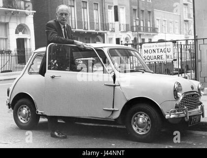 Lord Montagu avec Mini à Londres au milieu des années 1960 Banque D'Images
