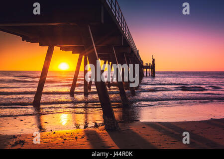 La plage de Glenelg jetty at sunset, Adélaïde, Australie du Sud Banque D'Images