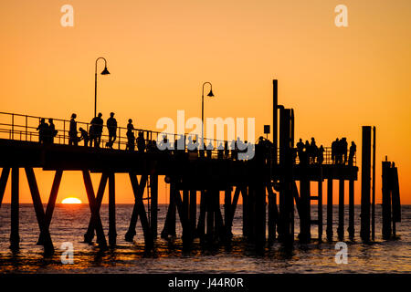 La plage de Glenelg jetty avec les gens au coucher du soleil, Adélaïde, Australie du Sud Banque D'Images