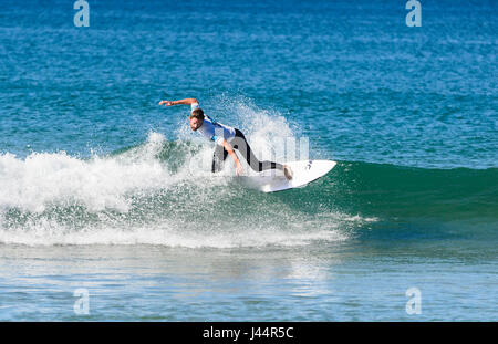 Les jeunes qui se font concurrence sur les Werri compétition de surf barre oblique, Gerringong, New South Wales, NSW, Australie Banque D'Images