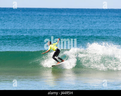 Les jeunes qui se font concurrence sur les Werri compétition de surf barre oblique, Gerringong, New South Wales, NSW, Australie Banque D'Images