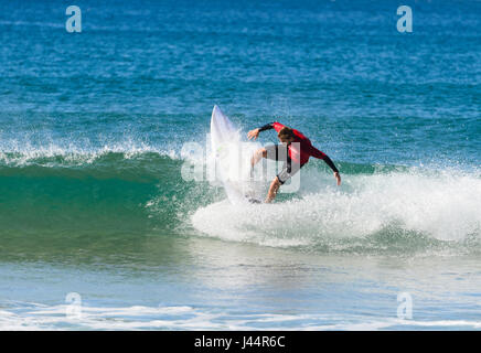 Les jeunes qui se font concurrence sur les Werri compétition de surf barre oblique, Gerringong, New South Wales, NSW, Australie Banque D'Images