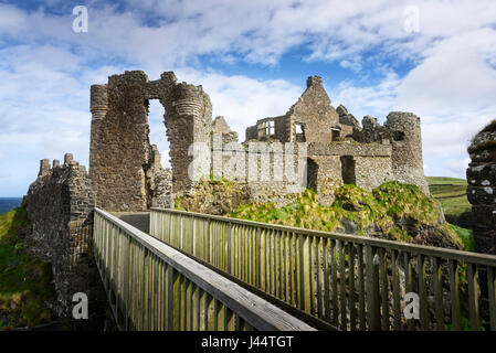 Le Château de Dunluce, sur la côte de Causeway du comté d'Antrim en Irlande du Nord Banque D'Images