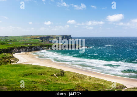 La vaste plage de Whitepark Bay situé entre Ballycastle Portrush et sur la côte de Causeway Antrim en Irlande du Nord Banque D'Images