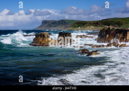 Rivage rocheux à Ballycastle sur la côte de Causeway du comté d'Antrim en Irlande du Nord à l'Est vers l'équitable. Banque D'Images