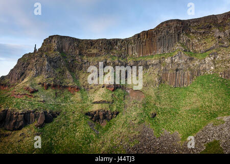 Spectaculaire littoral à des géants sur la côte de Causeway Bushmills ours dans Moyle Pays Antrim en Irlande du Nord Banque D'Images