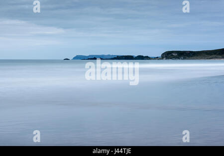 Vue de Whitepark Bay sur la côte de Causeway dans le comté d'Antrim avec au-delà de la pointe de Rathlin, Carricknaford près de Ballintoy Banque D'Images